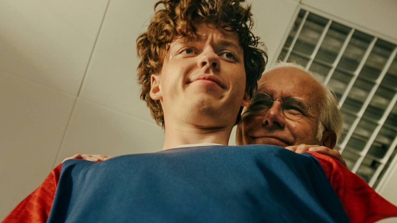„Viel Spaß damit“: Carlo Brenner (Jeremias Meyer) ist wegen seiner Hodentorsion bei seinem Arzt Dr. Mauersberger (Harald Schmidt). Der wünscht ihm gut gelaunt gute Besserung – Carlo dagegen ist die Situation sichtlich unangenehm. 
