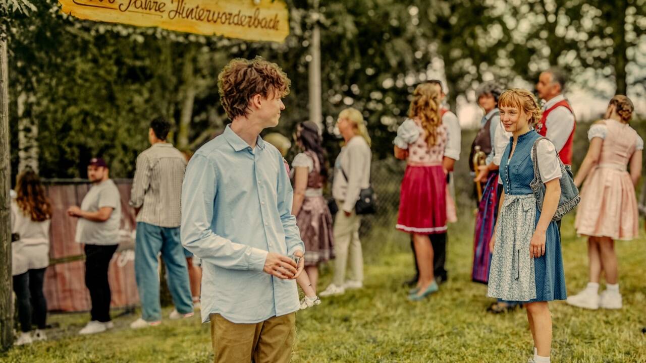 Carlo (Jeremias Meyer, l.) und Pia (Mina-Giselle Rüffer, r.) treffen sich auf der 1000-Jahr-Feier von Hintervorderbach. 
