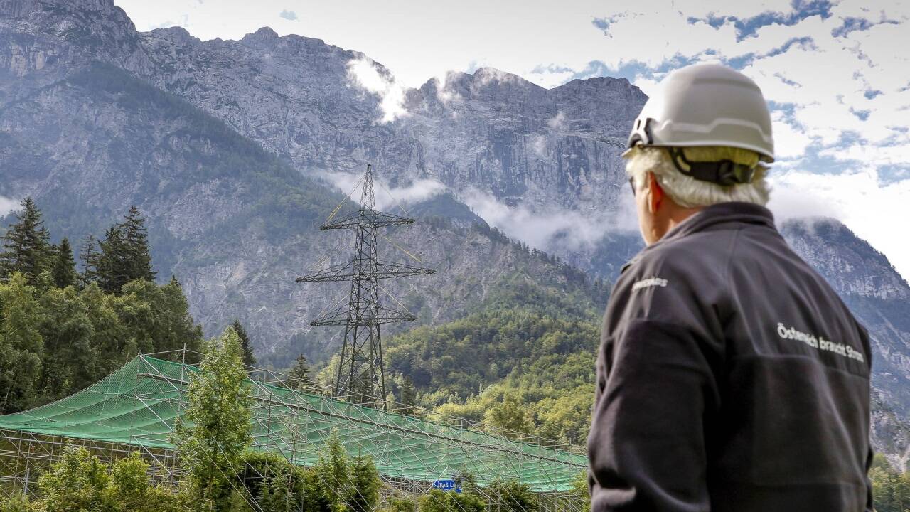 Bis zum Bau der 380-Kilovolt-Leitung (hier bei Stegenwald in der Gemeinde Werfen) war es ein mühsamer Weg. Bis zum Bau der 380-Kilovolt-Leitung (hier bei Stegenwald in der Gemeinde Werfen) war es ein mühsamer Weg.