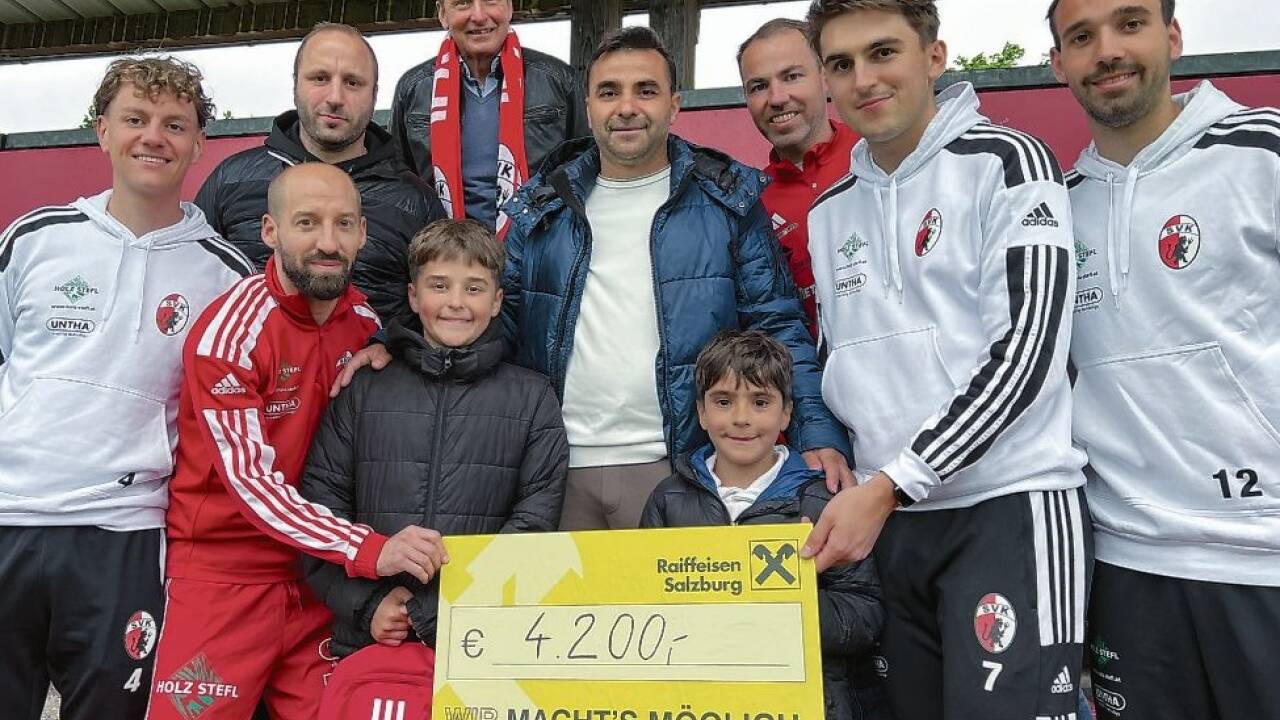  Enes, Emir und Papa Mustafa freuten sich über die Unterstützung (Bildmitte, mit den Spielern Max Seiwald, Michael Perlak Christian Kaindl und Manuel Seidl (vorn v. l.) sowie Kassier Wolfgang Struber, Obmann Josef Forsthuber und U8-Trainer Markus Hofer(hinten v. l.)). Bild:  