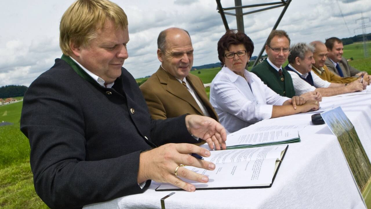 Bürgermeister setzten sich für das Erdkabel ein: Simon Wallner (Obertrum), Peter Altendorfer (Seeham), Vzbgm. Stefanie Kittl (Eugendorf), Josef Guggenberger (Berndorf), Johann Spatzenegger (Seekirchen), Leonhard Wörndl-Aichriedler (Plainfeld), Rupert Reischl (Koppl).  