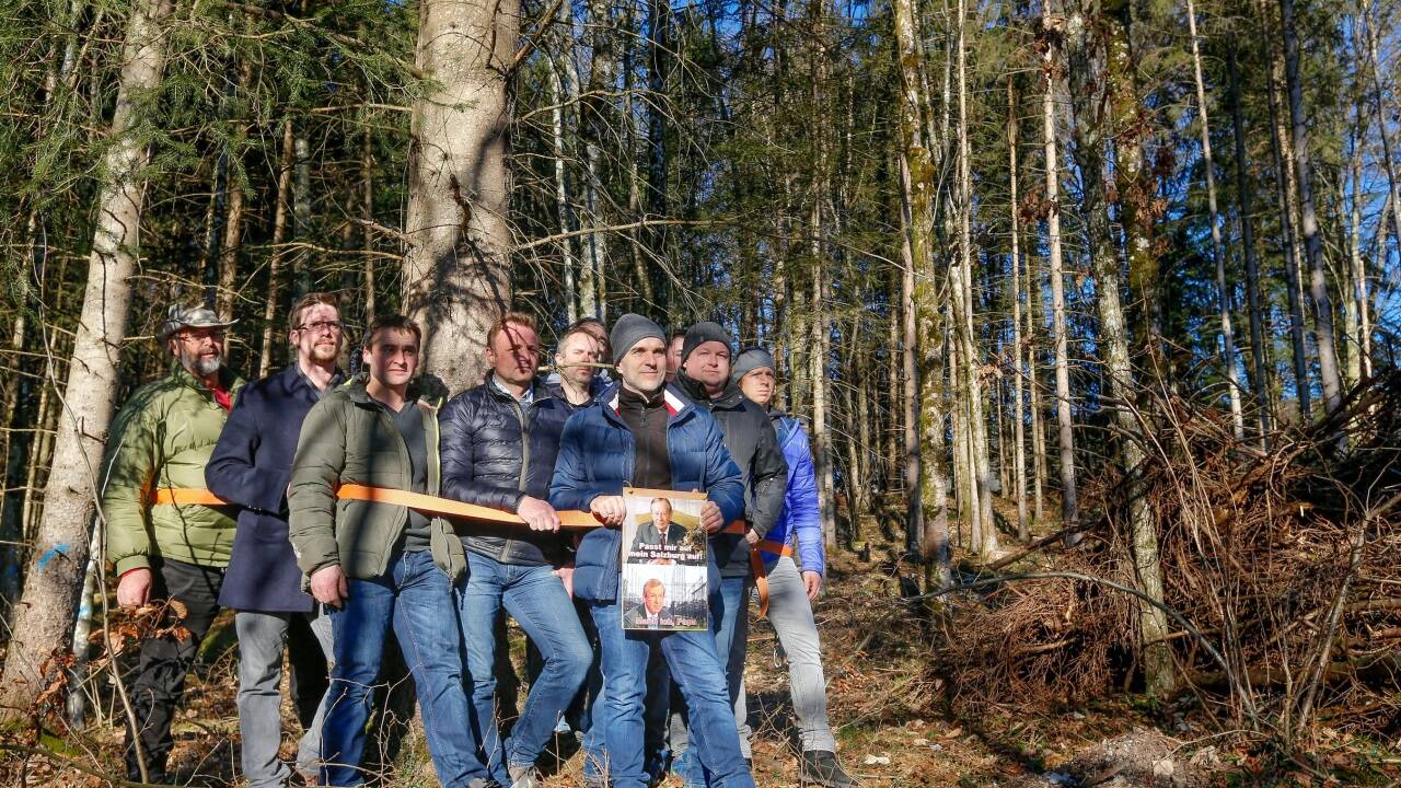 Gegen Rodungen in einem Bundesforstewald demonstrierten Freileitungsgegner 2020 auf dem Rengerberg in Bad Vigaun. 