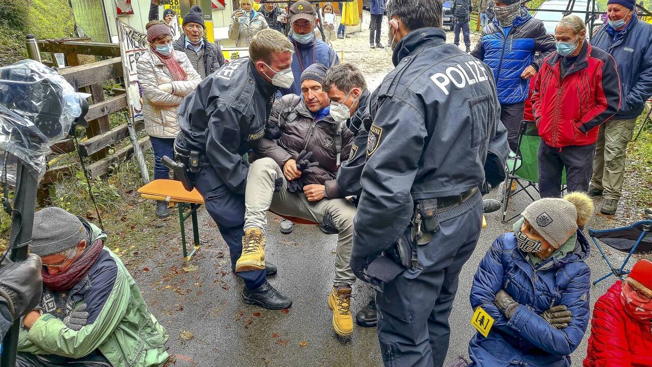 Demo auf dem Heuberg bei Koppl 2020: Fairkabeln-Obmann Franz Fuchsberger ließ sich von der Polizei wegtragen. 