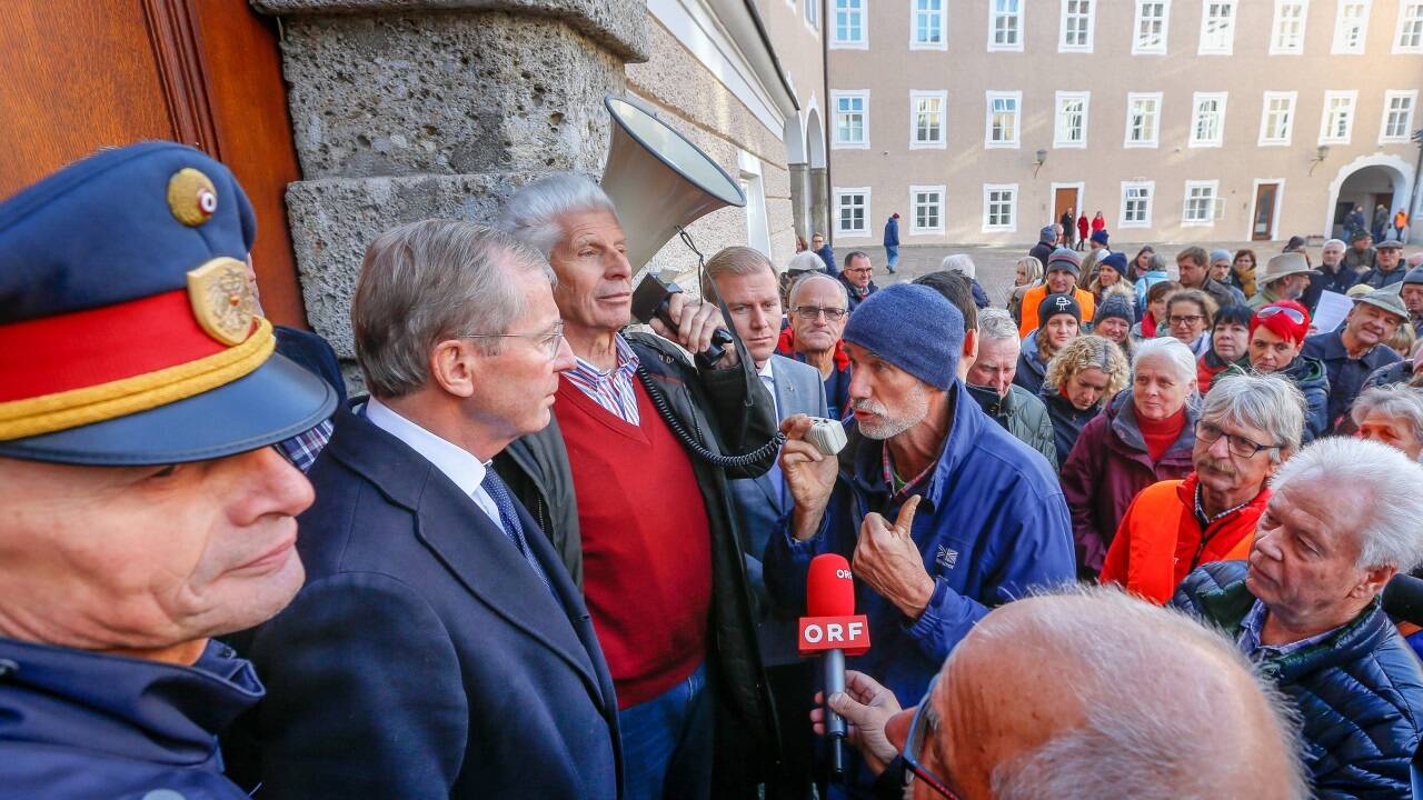 „Kabelkämpfer“ im Chiemseehof am Sitz der Landesregierung vor LH Wilfried Haslauer (2019). 