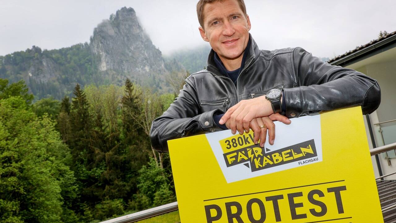 Franz Fuchsberger in seiner Heimatgemeinde Koppl vor dem Nockstein 