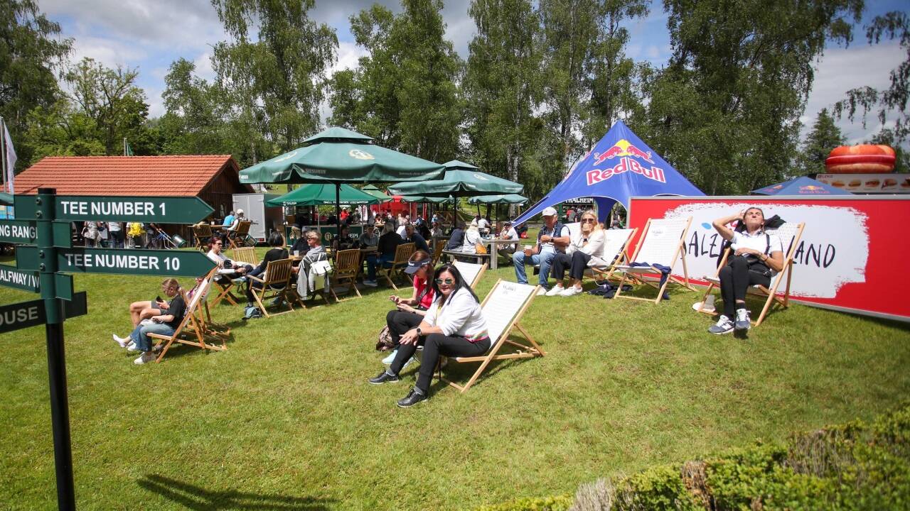 Die Fans genießen die Ruhezone bei den Austrian Alpine Open. 