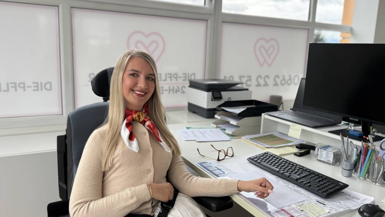Nermina Dogic in ihrer Pflegeagentur.  