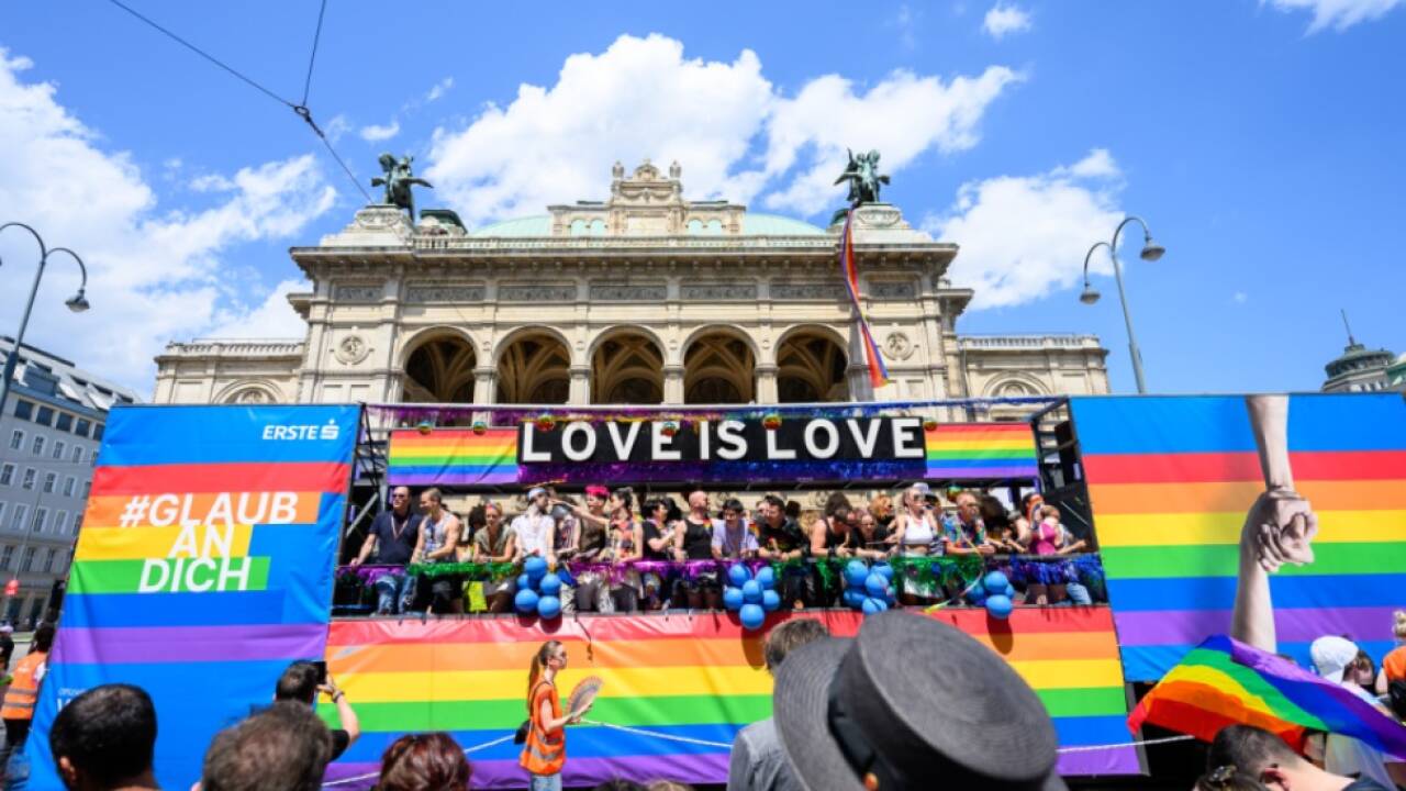 Ein Truck im Rahmen der Vienna Pride 2024 