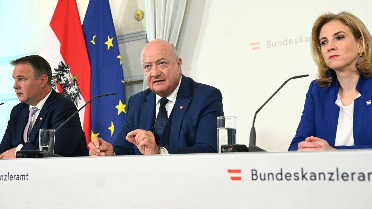 Bundeskanzler Christian Stocker (Mitte) mit Vizekanzler Andreas Babler (SPÖ) und Außenministerin Beate Meinl-Reisinger (Neos).  