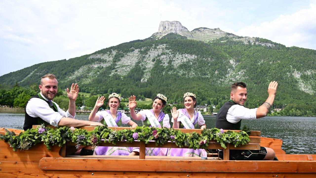 Bootskorso am Sonntag mit den Hoheiten Prinzessin Johanna Murauer, Königin Magdalena Egger und Prinzessin Celina Gschaider.  