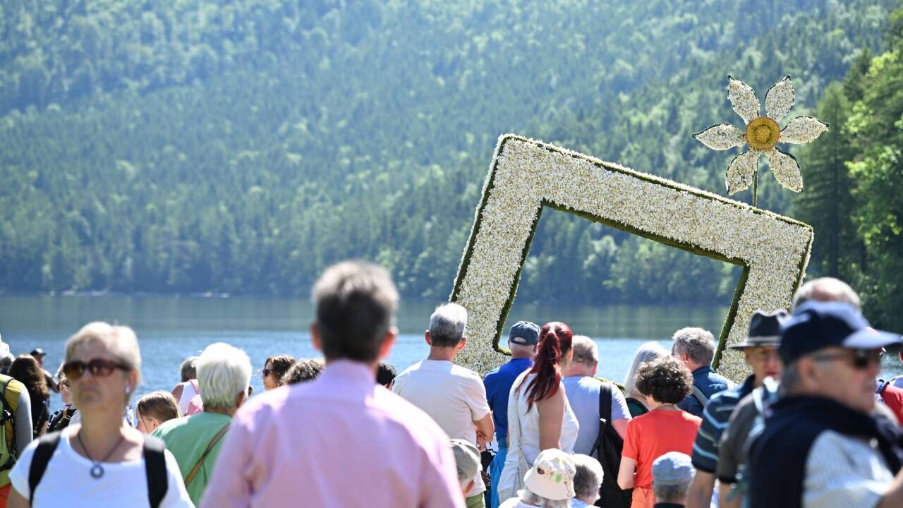 Bootskorso mit der aus unzähligen Blüten gefertigten Figur „Süße Kätzchen“ am Altausseer See am Sonntag beim Narzissenfest. 