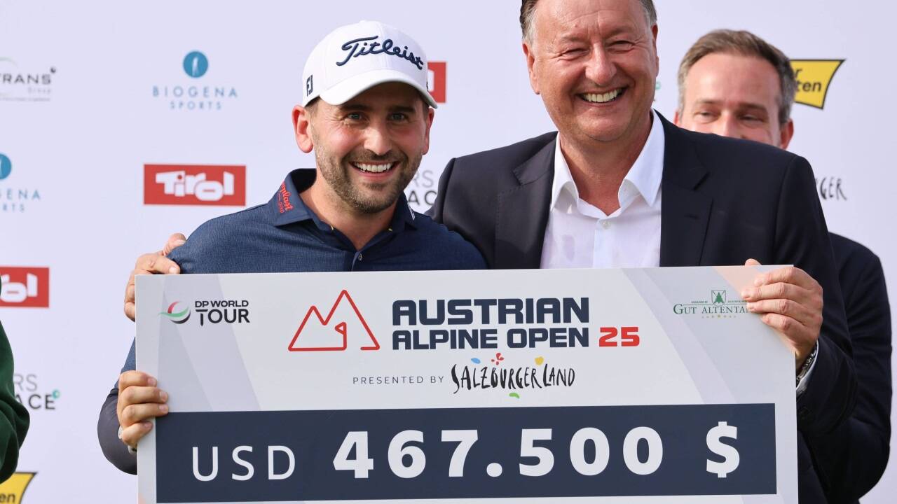 Veranstalter Edwin Weindorfer überreichte Sieger von Dellingshausen den Siegerscheck über 467.500 US-Dollar (ca. 412.000 Euro). 