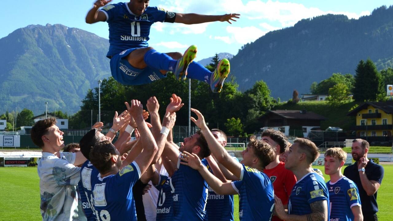Die Mannschaft von St. Johann verabschiedete Kapitän Benjamin Ajibade am Samstag gebührend.  