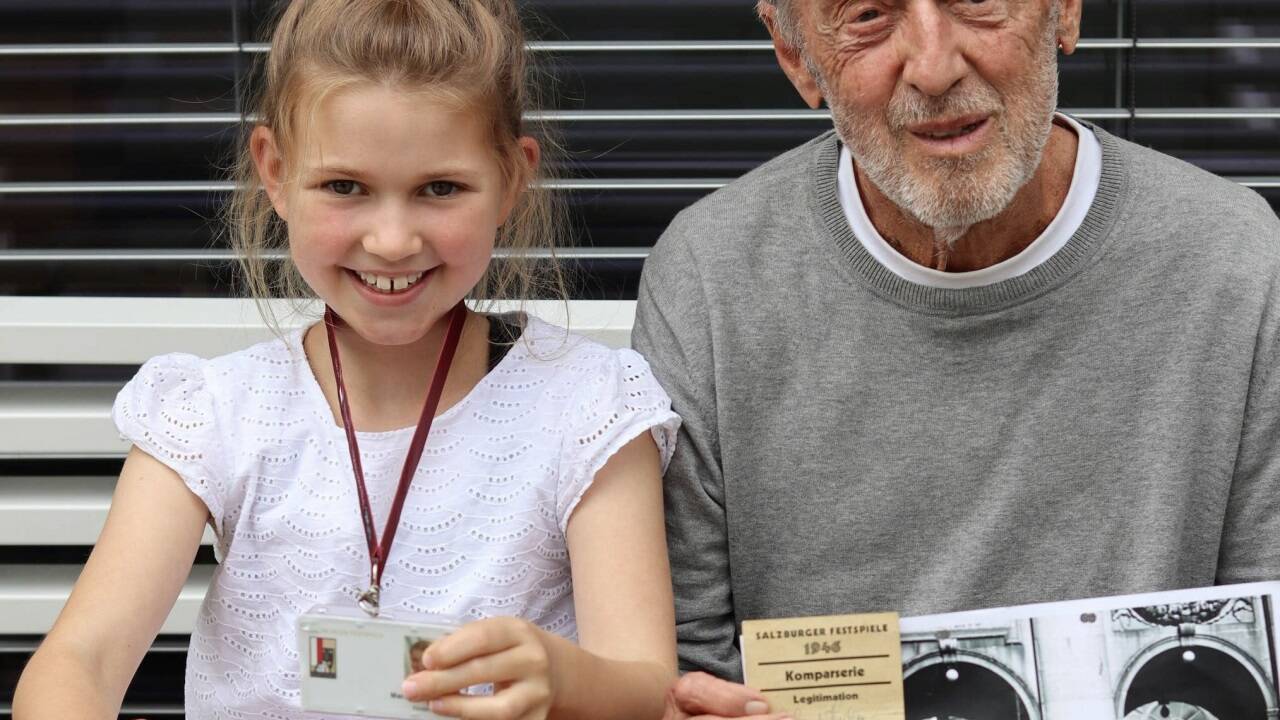 Roland Huber, ein Widerständiger seiner Zeit, hier im Bild mit Enkelin Marlene. Wie er seinerzeit, durfte auch sie bereits bei den Salzburger Festspielen mitwirken. 