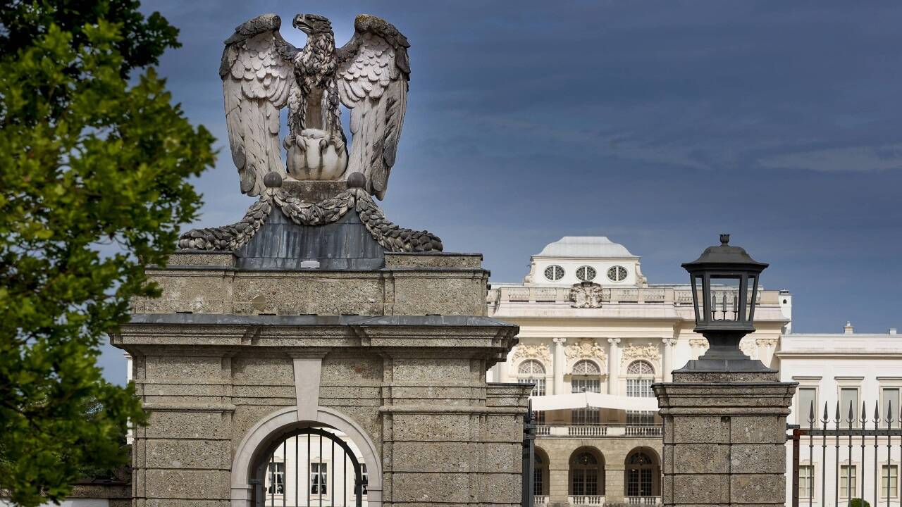 Vor dem barocken Schloss Kleßheim in Salzburg wachen immer noch die von Jakob Adlhart gefertigten Adler aus der NS-Zeit – damals geschaffen für Hitlers Empfangssalon  