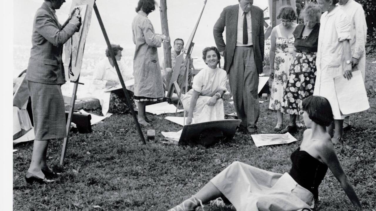 Oskar Kokoschka mit Schüler:innen der „Schule des Sehens“ während des Unterrichts auf einer Bastei der Festung Hohensalzburg, Salzburg 1953–1955  Oskar Kokoschka mit Schüler:innen der „Schule des Sehens“ während des Unterrichts auf einer Bastei der Festung Hohensalzburg, Salzburg 1953–1955