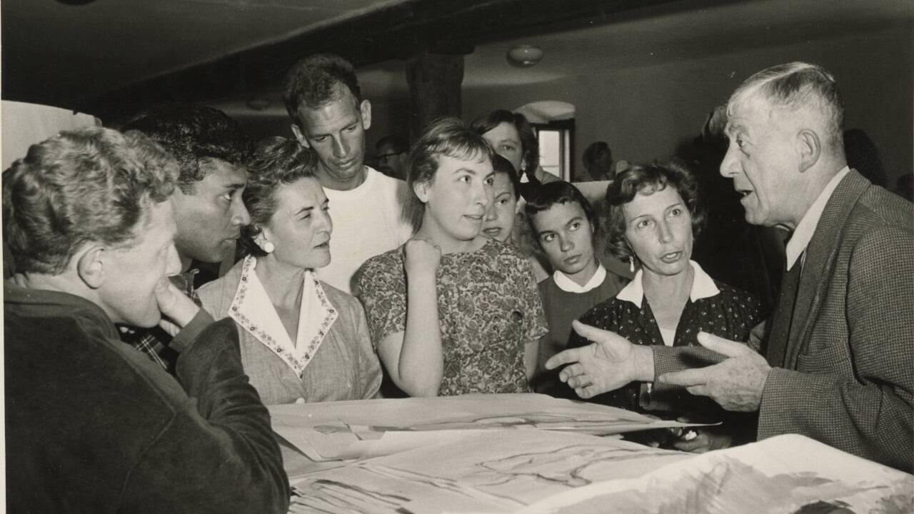 Oskar Kokoschka mit Schüler:innen der „Schule des Sehens“ während des Unterrichts, Salzburg 1953–1955  Oskar Kokoschka mit Schüler:innen der „Schule des Sehens“ während des Unterrichts, Salzburg 1953–1955