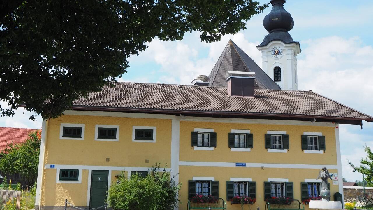 Die Volksschule Arnsdorf soll nach dem Willen der Gemeinde Lamprechtshausen mit einer eigenständigen Direktion erhalten werden. Die Volksschule Arnsdorf soll nach dem Willen der Gemeinde Lamprechtshausen mit einer eigenständigen Direktion erhalten werden.