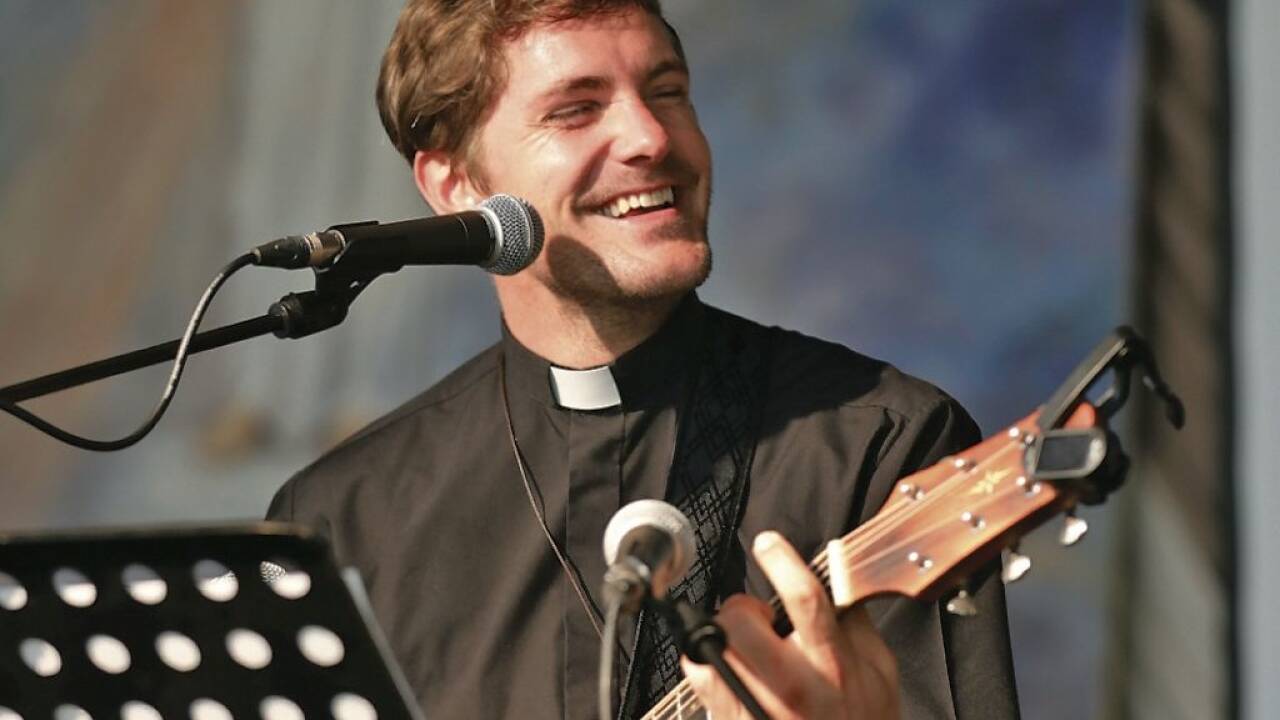 Sein musikalisches Talent lässt der gebürtige Lungauer Rupert Santer auch in seine Gottesdienste einfließen. Im September übernimmt er die Pfarren Faistenau und Hintersee. Sein musikalisches Talent lässt der gebürtige Lungauer Rupert Santer auch in seine Gottesdienste einfließen. Im September übernimmt er die Pfarren Faistenau und Hintersee.