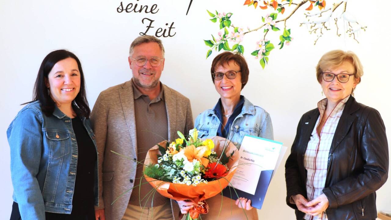 Die neue Bildungswerk-Leiterin in Fuschl, Claudia Pütz (2. v. r.), mit Vizebgm. Simone Meißnitzer, Bgm. Christian Braunstein und Stefanie Walch (SBW-Bezirksleiterin Flachgau) (v. l.). 