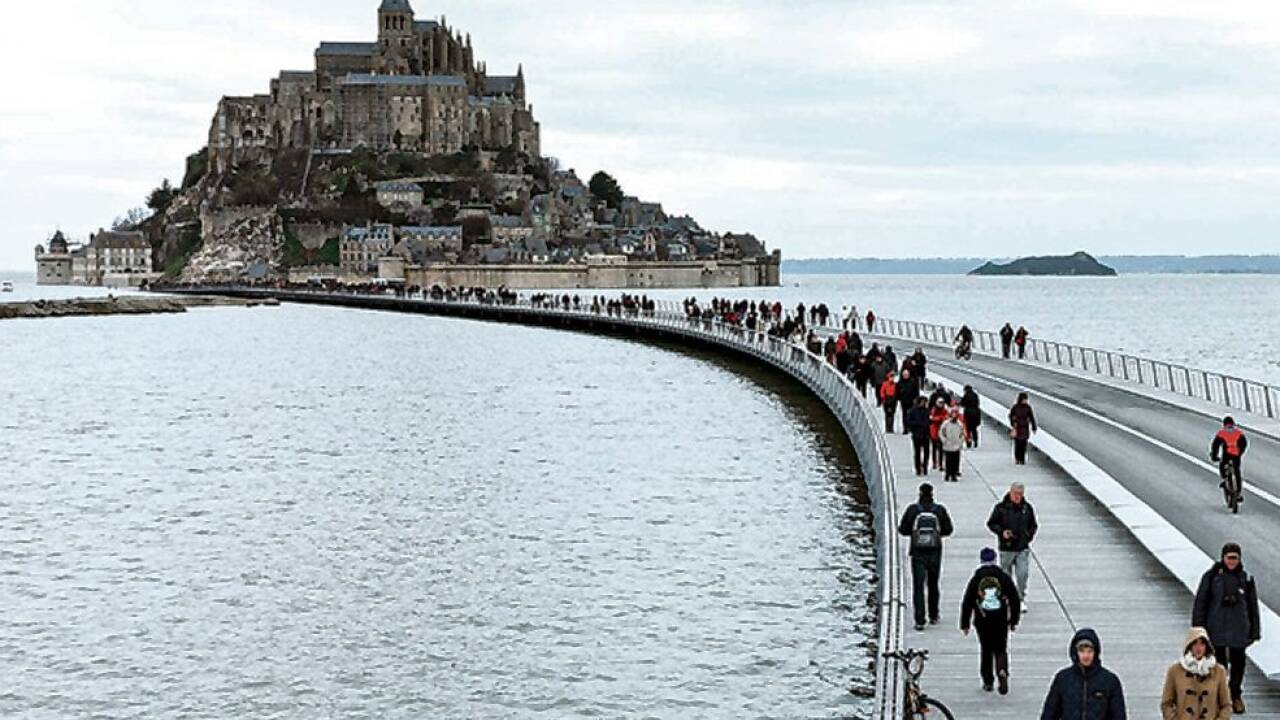 Der Steg über das Wattenmeer zum UNESCO-Welterbe Mont-Saint-Michel.  