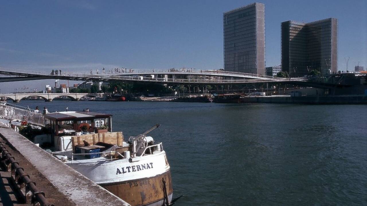 Die Passerelle Simone de Beauvoir in Paris. 