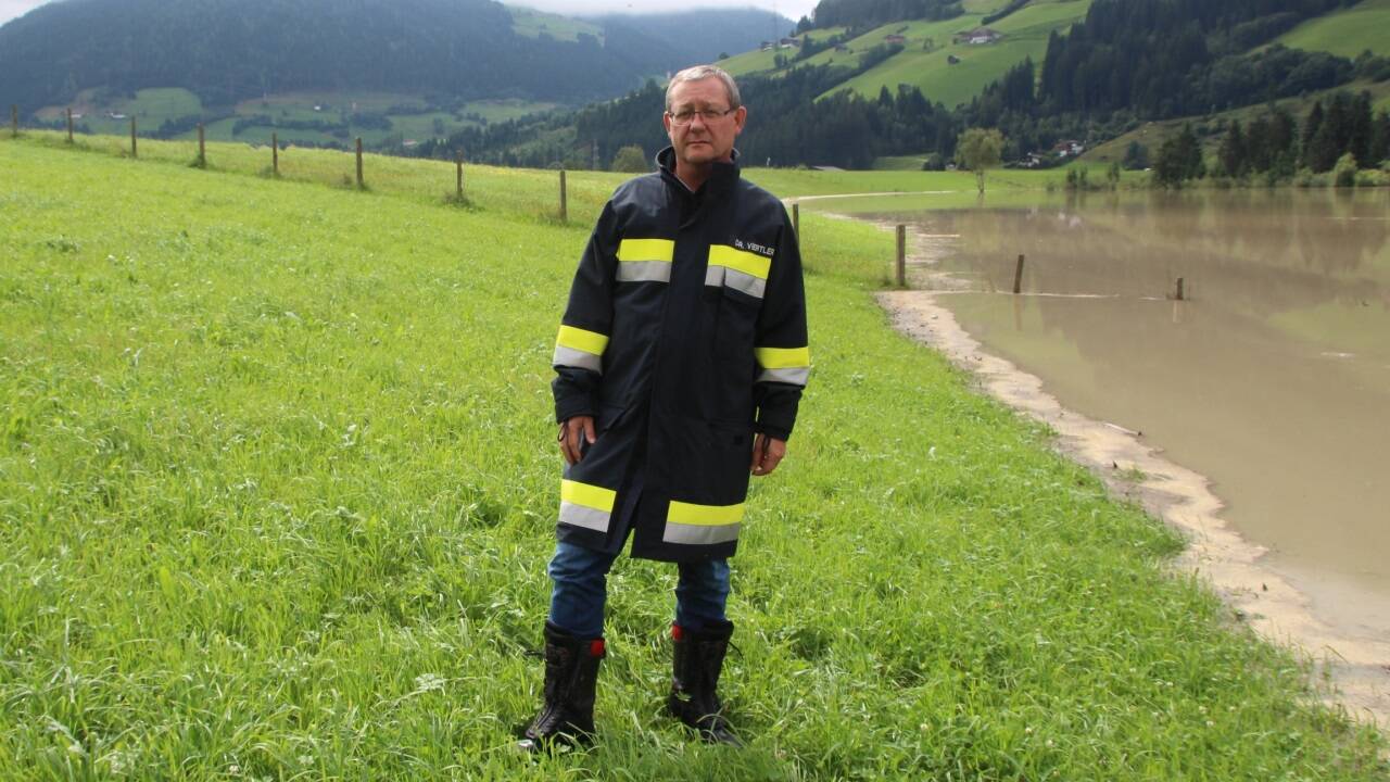 Wolfgang Viertler auf dem 2008 erbauten Hochwasserschutzdamm, der Mittersill seither mehrmals vor einer neuerlichen Überflutung bewahrt hat. 
