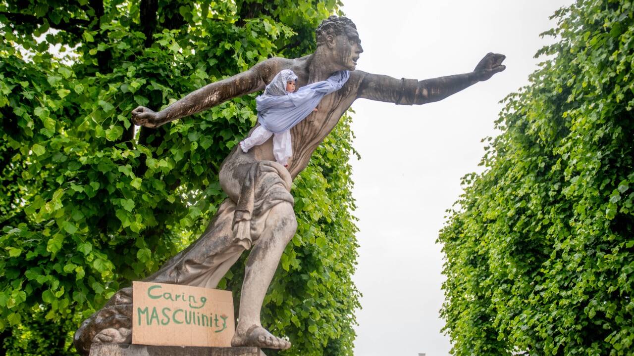 Heroische Statuen tragen Babys: Die Kunstaktion soll auf die gerechte Verteilung der Sorgearbeit zwischen Männern und Frauen aufmerksam machen.  