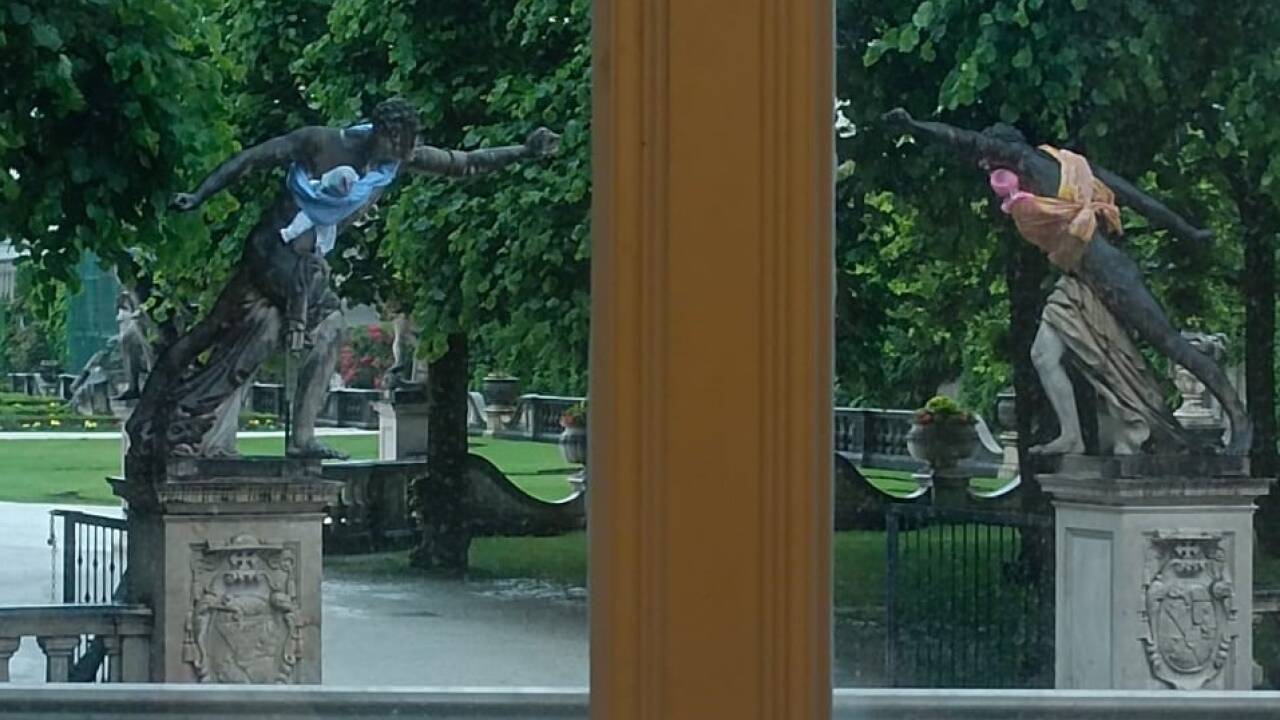Heroische Statuen tragen Babys: Die Kunstaktion soll auf die gerechte Verteilung der Sorgearbeit zwischen Männern und Frauen aufmerksam machen.  