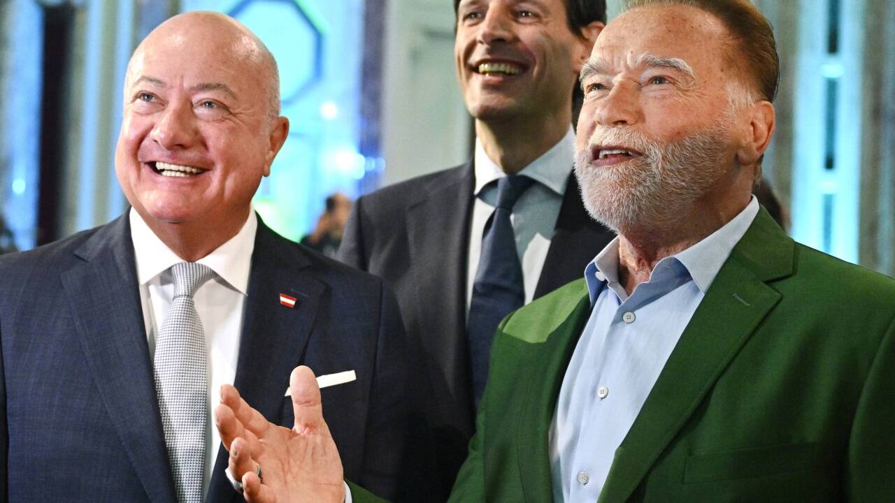 Schwarzenegger mit Bundeskanzler Christian Stocker und EU-Klimakommissar Wopke Bastiaan Hoekstra. 