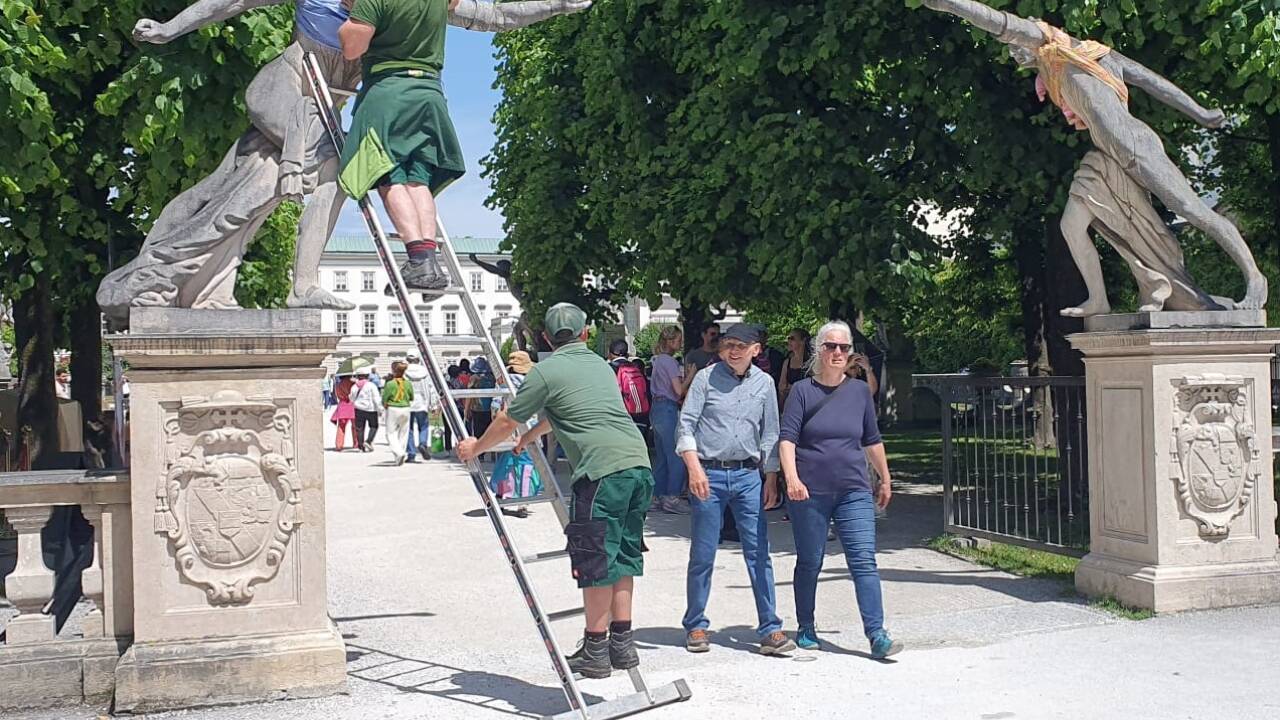 Zu Mittag wurden die abgenommenen Puppen von Mitarbeitern des Gartenamts wieder montiert.  
