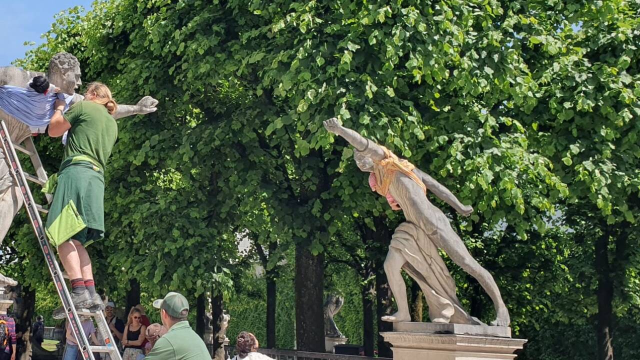 Zu Mittag wurden die abgenommenen Puppen von Mitarbeitern des Gartenamts wieder montiert.  