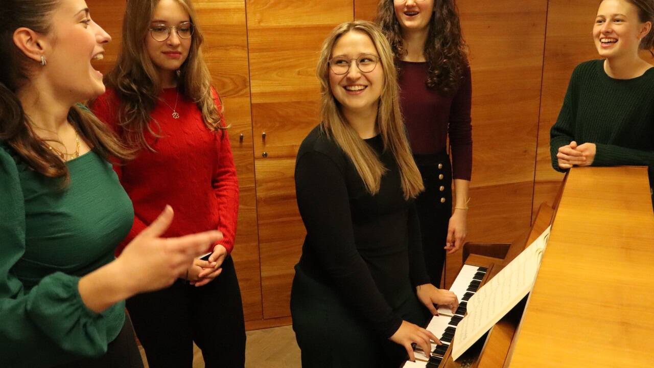 Fünf der sieben Sängerinnen des Mädchenvokalensembles Vocalista: Valentina Mayer, Ana-Sarina Wimmer , Riccarda Czesky, Jana Karl und Aurelia Plasse (v.l.). Mit dabei sind außerdem Freyja Thorlacius Gudmundsson und Aileen Plätzer. Fünf der sieben Sängerinnen des Mädchenvokalensembles Vocalista: Valentina Mayer, Ana-Sarina Wimmer , Riccarda Czesky, Jana Karl und Aurelia Plasse (v.l.). Mit dabei sind außerdem Freyja Thorlacius Gudmundsson und Aileen Plätzer.