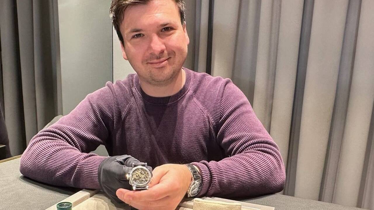 Raphael Nigitz in seinem neuen Geschäft am Alten Markt in Salzburg. Im Bild rechts eine Rolex Submariner, links eine Datograph von Lange & Söhne. 