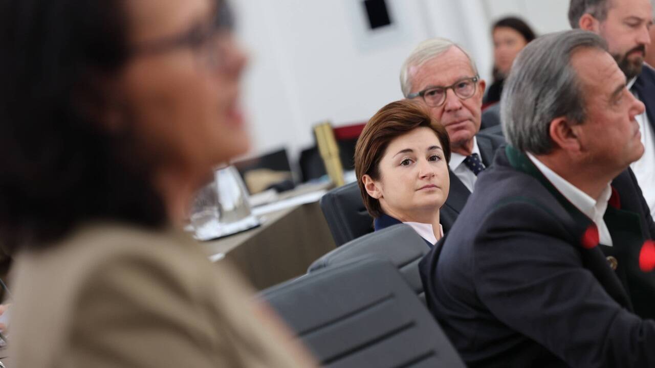 Im Salzburger Landtag wird am Mittwoch unter anderem über die Überleitungspflege diskutiert. Die schwarz-blaue Landesregierung wird mit der Frage konfrontiert, wie es zu Verbesserungen in der Pflege im Land kommen könne, wenn allein heuer gleichzeitig 30 Millionen Euro bei der Gesundheit und 13 Millionen im Sozialbereich eingespart werden müssen. 