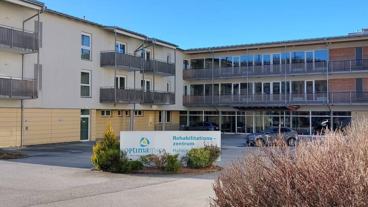 In diesem Gebäude in Hallein hätte ein Heim für Überleitungspflege entstehen sollen. Ein Gutachten zum Zustand des Hauses wird von den Parteien unterschiedlich ausgelegt. 