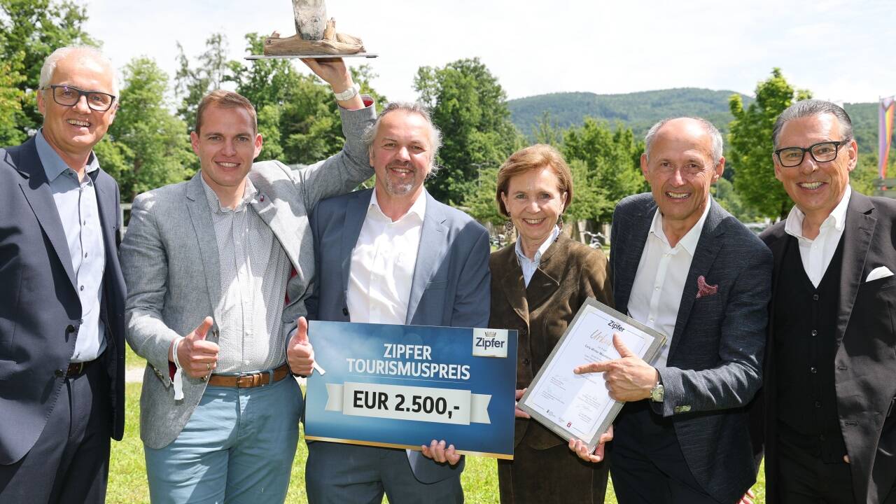The winner is &Ouml; „Early Winter Mountaincart“ aus Dorfgastein. Im Bild: Günter Hinterholzer (Verkaufsdirektor Gastronomie Salzburg der Brauunion Österreich), Matthias Egger und Franz Naturner (Dorfgasteiner Bergbahnen), Landtagspräsidentin Brigitta Pallauf, SLTG-Chef Leo Bauernberger sowie Gerd Schneider (ORF Salzburg). 