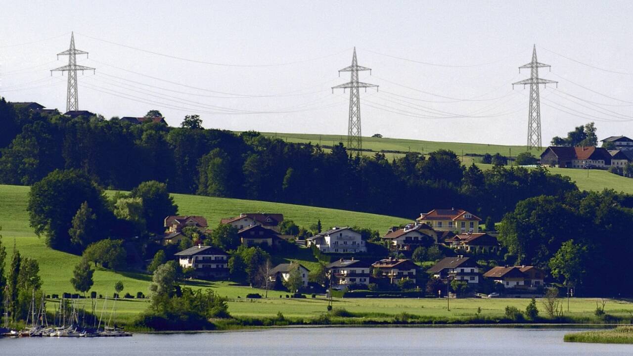 Mit dieser Fotomontage warnte die Gemeinde Berndorf 2009 vor dem Freileitungsprojekt. 