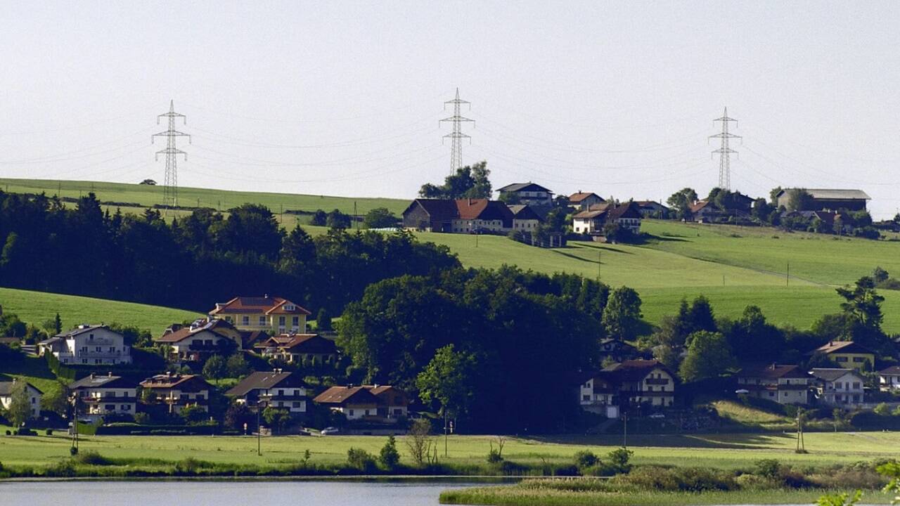 Die inzwischen abgebaute, alte 220-kV-Leitung über dem Obertrumer See, die bis Anfang 2011 in Betrieb war. 