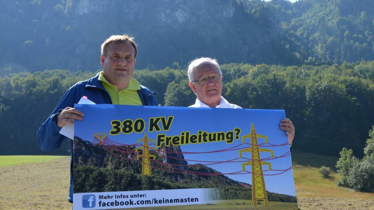 Die Bürgermeister Rupert Reischl (links) und Hans Strasser demonstrierten beim Nockstein gegen die Freileitung. 
