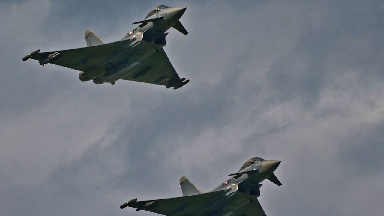 Spektakuläre Flugshow bei der Wiedereröffnung des Hangar-7.  