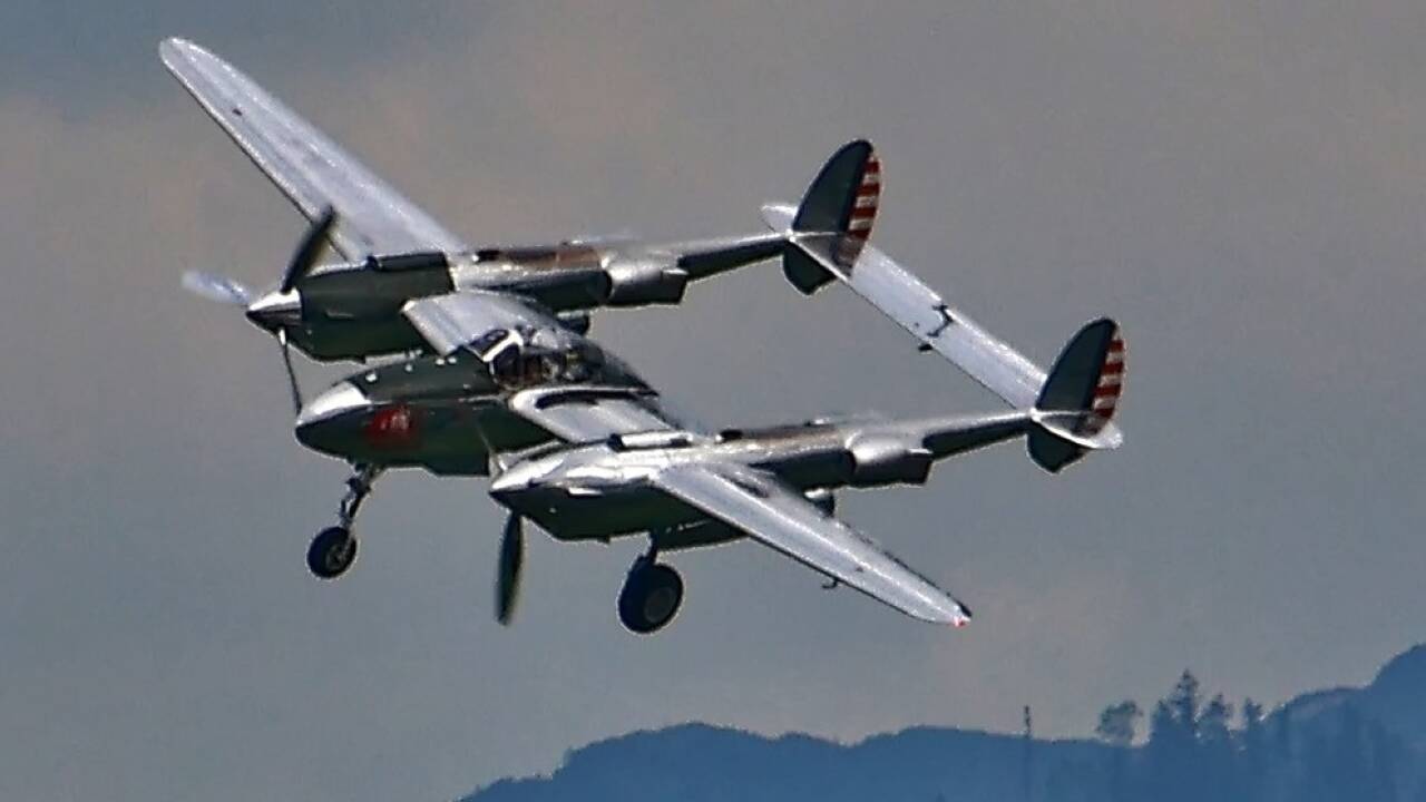 Spektakuläre Flugshow bei der Wiedereröffnung des Hangar-7.  