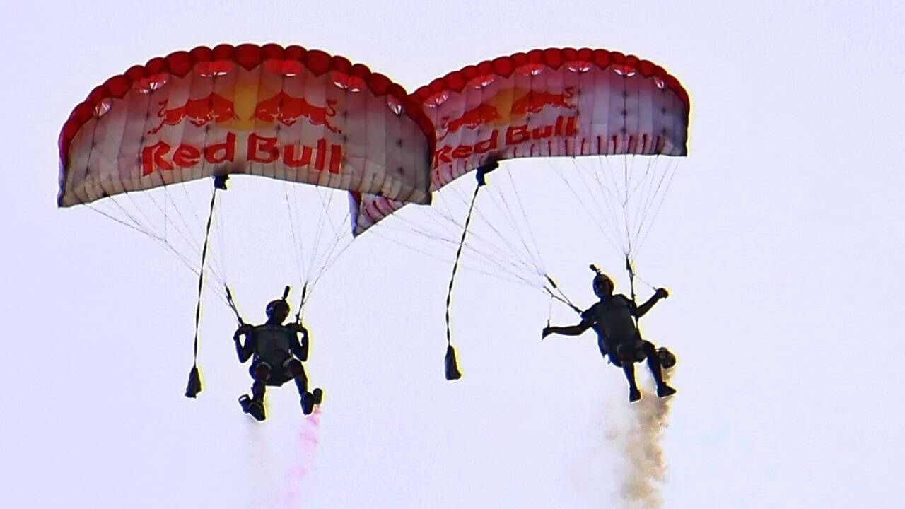 Spektakuläre Flugshow bei der Wiedereröffnung des Hangar-7.  