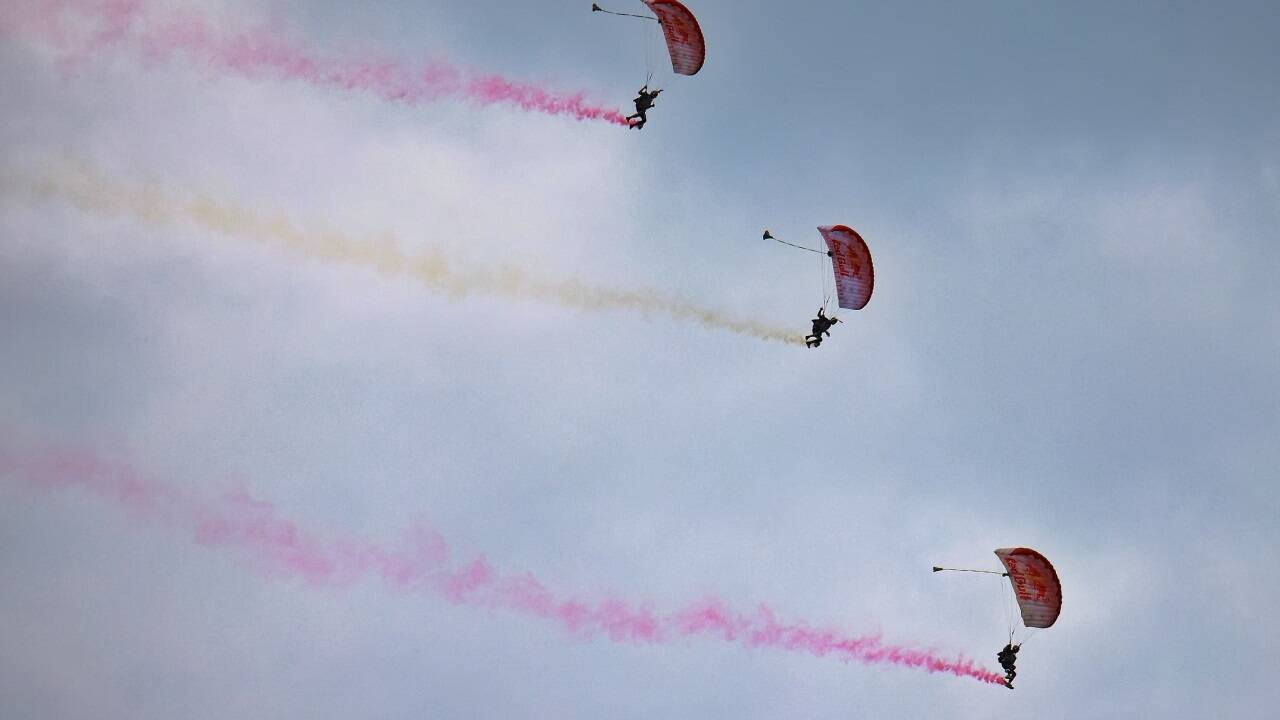 Spektakuläre Flugshow bei der Wiedereröffnung des Hangar-7.  