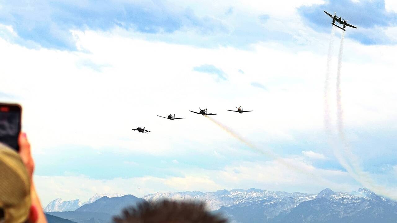 Spektakuläre Flugshow bei der Wiedereröffnung des Hangar-7.  
