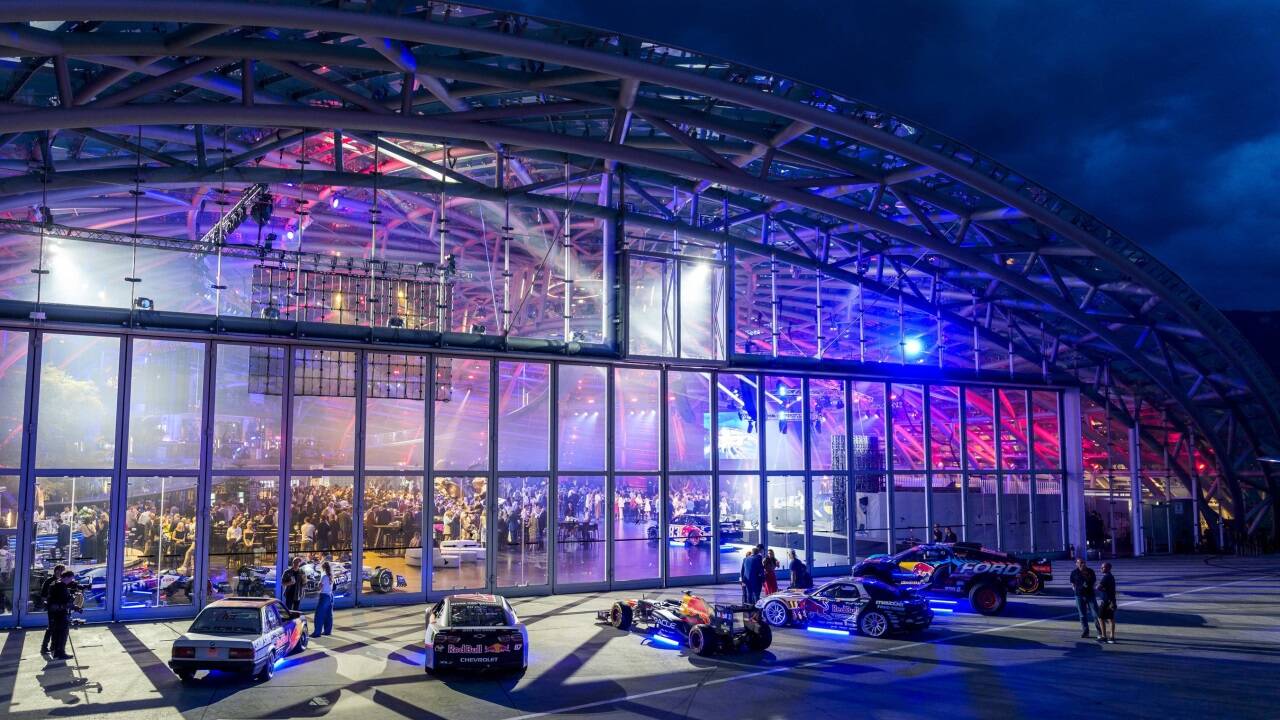 Viele Prominente feierten im wiedereröffneten Hangar-7. 