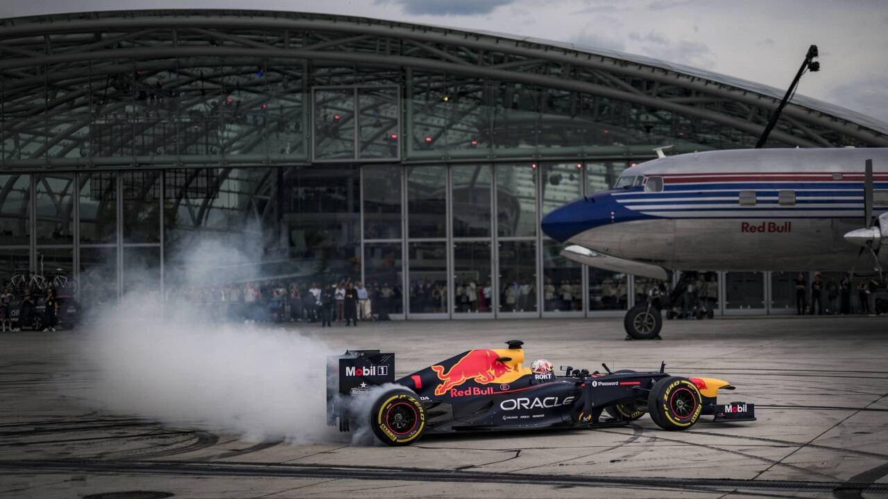 Formel-1-Weltmeister Max Verstappen in einem Red-Bull-Boliden. 