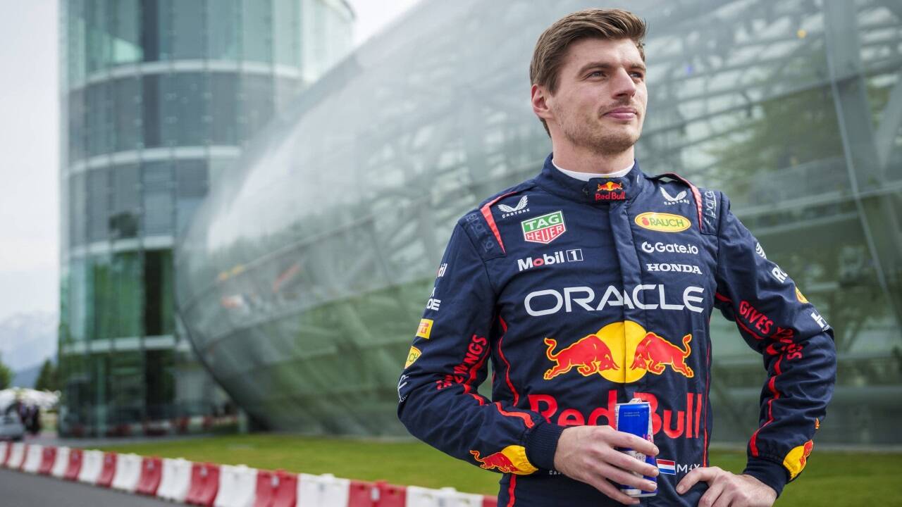 Formel-1-Weltmeister Max Verstappen vor dem Hangar-7. 