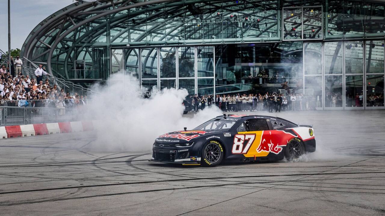 Driftshow bei der Wiedereröffnung des Hangar-7. 