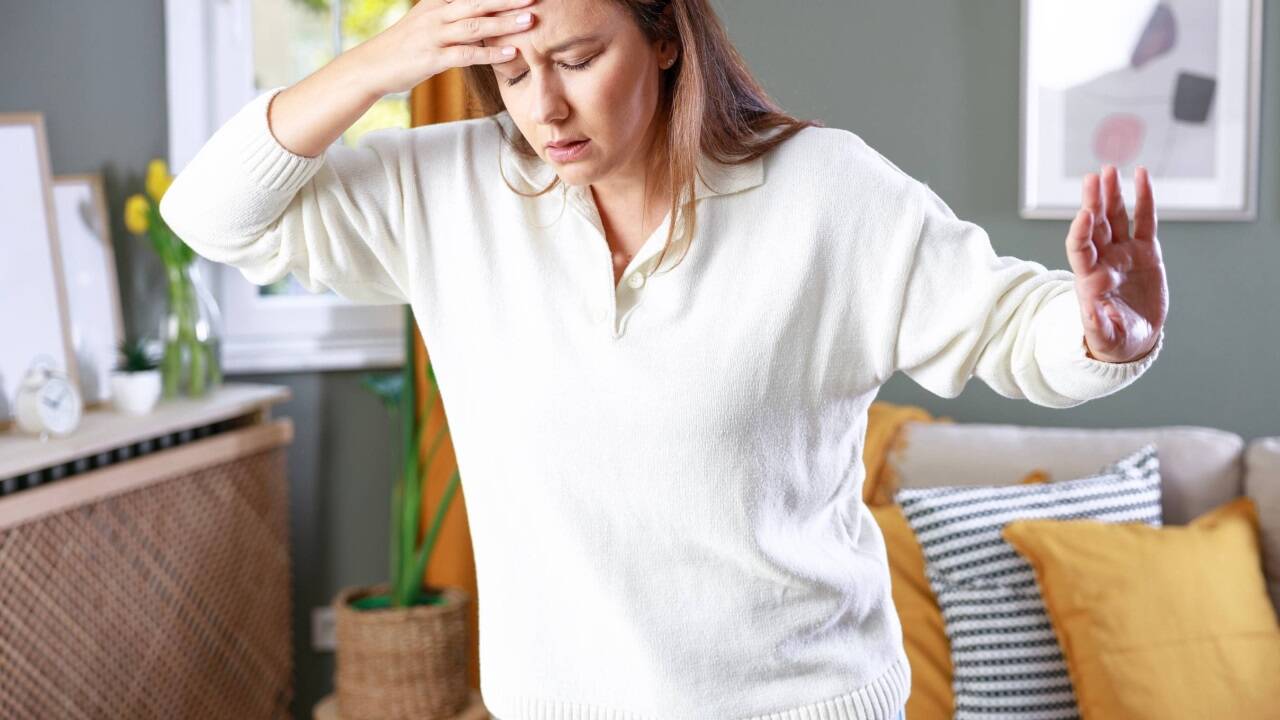 Veränderungen in der Sinneswahrnehmung und Bewusstseinsstörungen sind typische Symptome, die einen epileptischen Anfall ankündigen.  